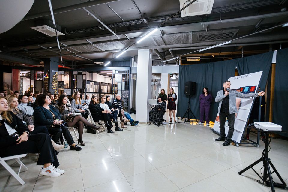 Talk by Maksym Kryvenko at Porcellanato gallery — via HIS